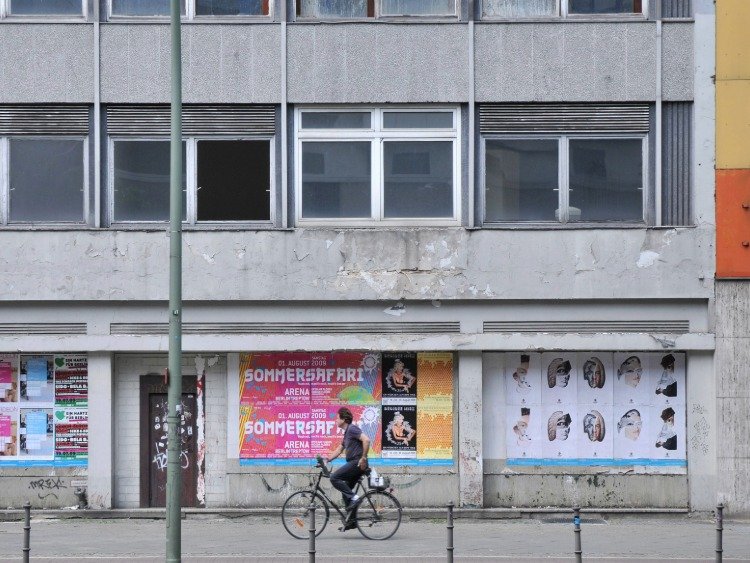 Leerstehendes Bürogebäude mit Plakaten auf der Hauswand