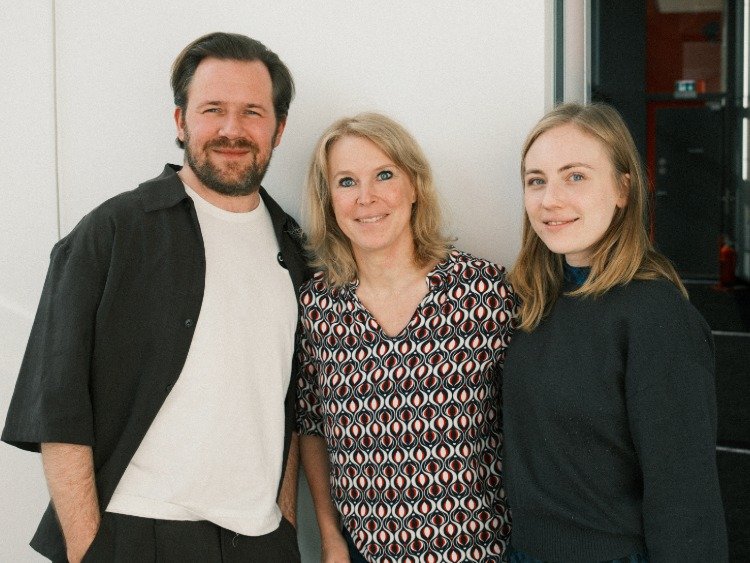 Foto von Nico Holonics als Galahad Singh, Regisseurin Janine Lüttmann und Elisa Schlott als Juliette Perotte bei den Aufnahmen zu "Hologrammatica"