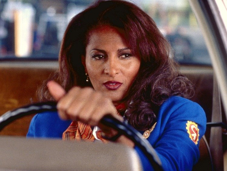 Schauspielerin Die Schauspielerin Pam Grier sitzt als "Jackie Brown" am Steuer eines Autos und schaut selbstbewusst 
