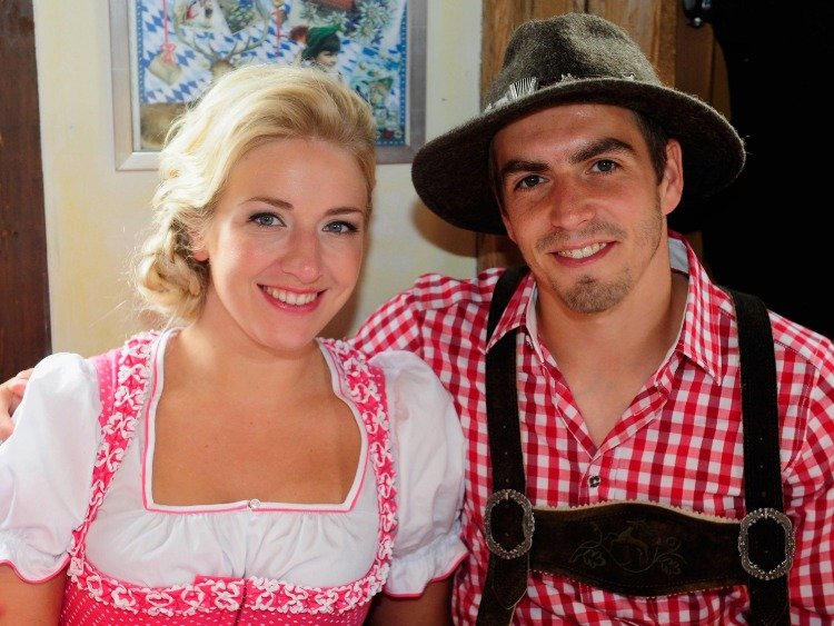 Claudia und Philipp Lahm in Trachtenkleidung lächeln in die Kamera