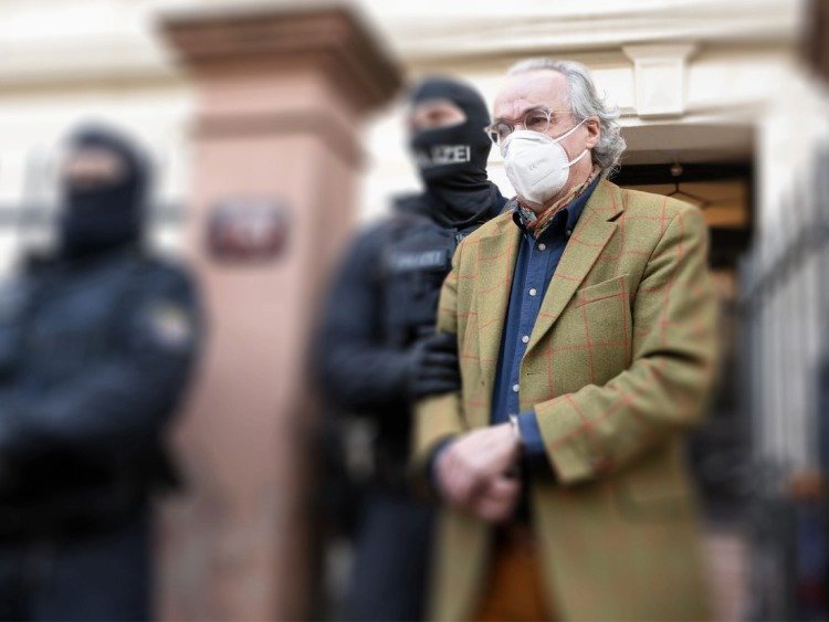 Vermummte Polizisten führen Heinrich XIII. Prinz Reuß ab.