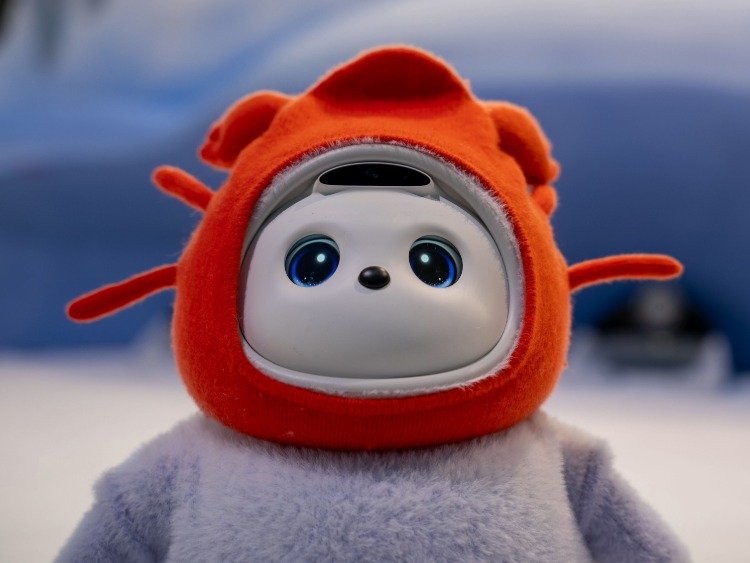 Ein kindlich aussehender Begleitroboter mit roter Kappe, ausgesellt auf der IFA 2026
