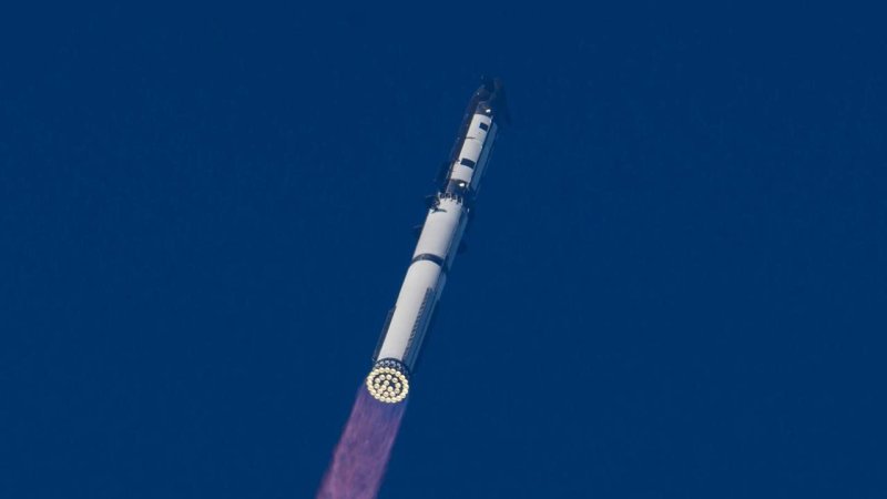 Eine SpaceX-Rakete steigt im Himmel auf
