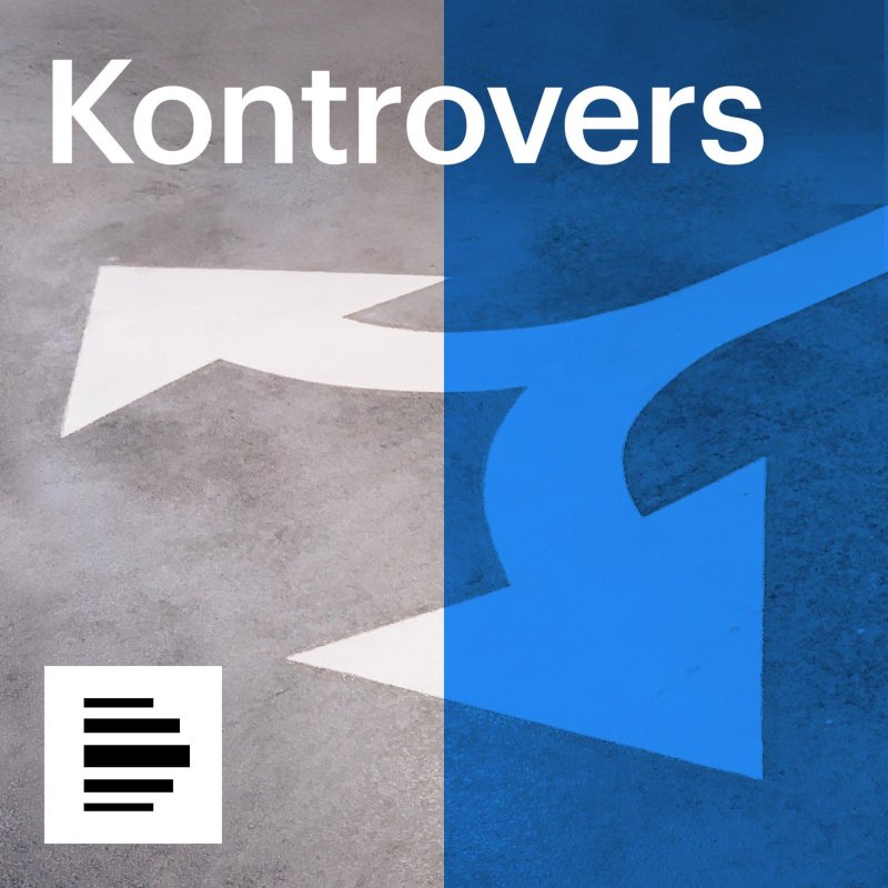 Podcastcover mit der Überschrift „Kontrovers“. Auf einem zweigeteilten grauen und blauen Hintergrund sind große Pfeile zu sehen, die in unterschiedliche Richtungen weisen. Unten links ist das Deutschlandfunk-Logo abgebildet.