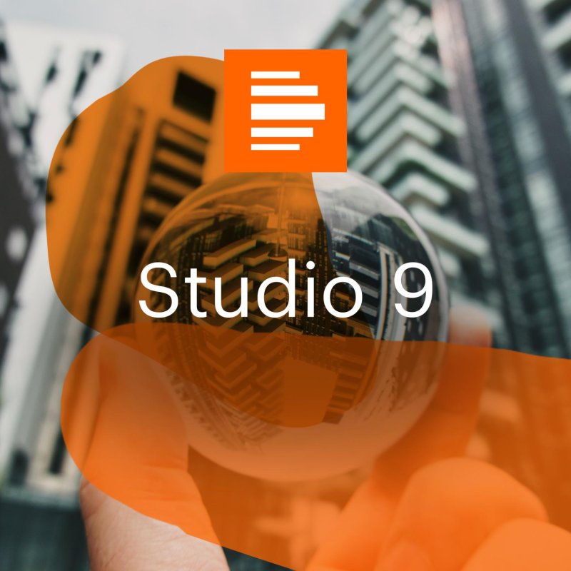 Grafik zum Podcast „Studio 9“. Im Vordergrund hält eine Hand eine Glaskugel, in der sich Hochhäuser spiegeln. Im Hintergrund sind unscharfe Stadtgebäude zu sehen, darüber orangefarbene grafische Elemente und der Schriftzug „Studio 9“.
