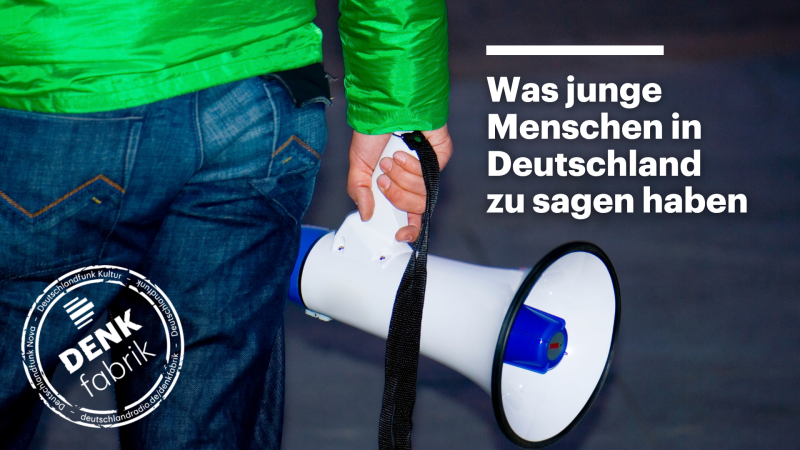 Grafik mit der Überschrift „Das Recht des Stärkeren: Wie Machthaber die Welt neu ordnen“. Zu sehen ist eine Hand, die einen Stimmzettel in eine transparente Wahlurne einwirft. Im Hintergrund befindet sich eine grüne Tafel, rechts unten das Logo der „Denkfabrik“ des Deutschlandfunks.