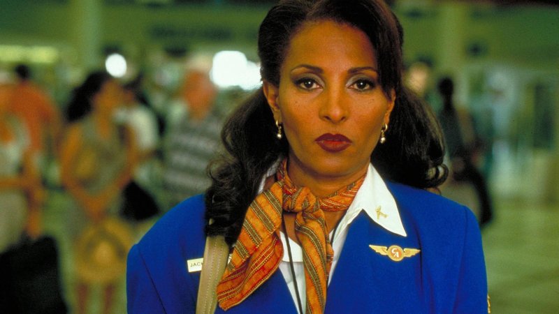 Ein Bild aus dem Film "Jackie Brown" - eine schwarze Flugbegleiterin mit ernstem Gesichtsausdruck.