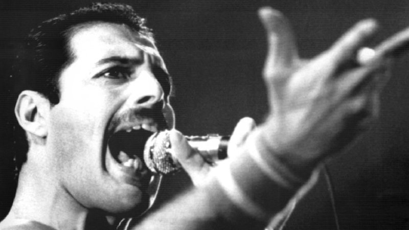 Freddie Mercury am Mikrofon