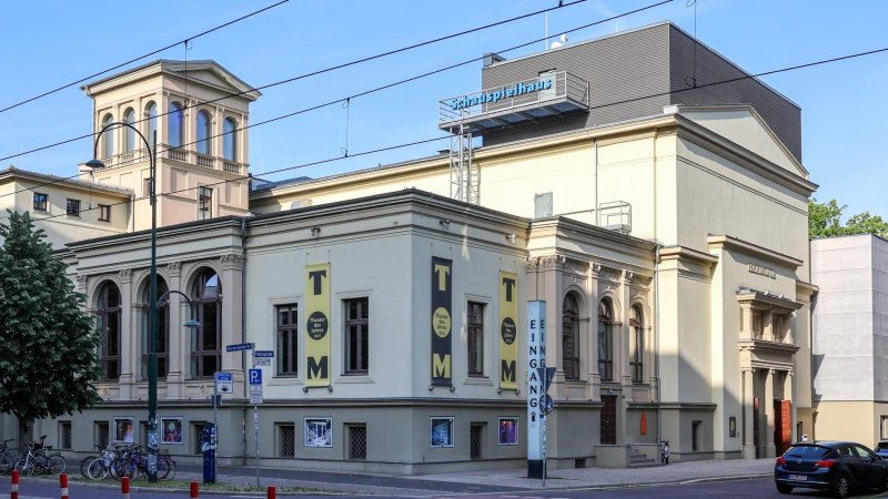 Das Gebäude des Schauspiels Magdeburg im Sonnenschein.