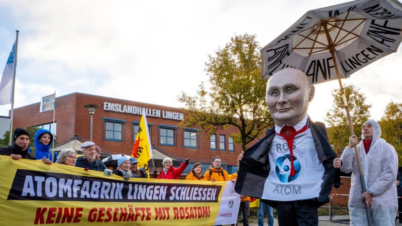 Protestzug gegen die Atomfabrik mit einer Puppe von Diktator Putin 