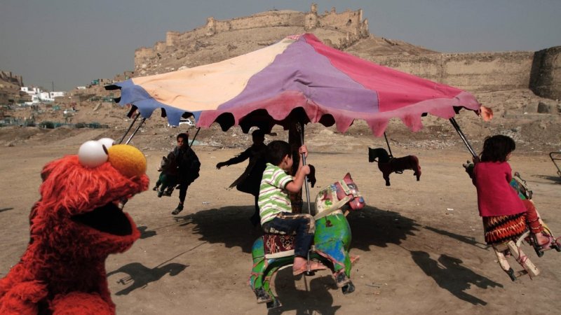 Elmo, eine Figur aus der Sesamstraße, in einem Flüchtlingslager in Afghanistan