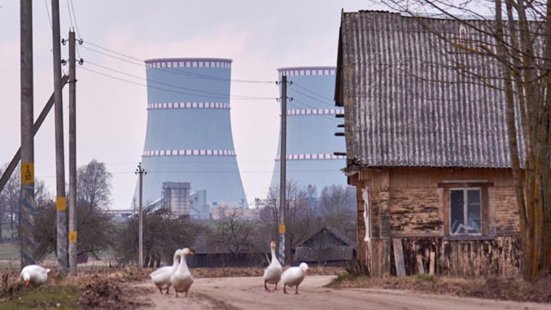 belarussische Dorfidylle mit Gänsen - im Hintergrund die Kühltürme des AKW