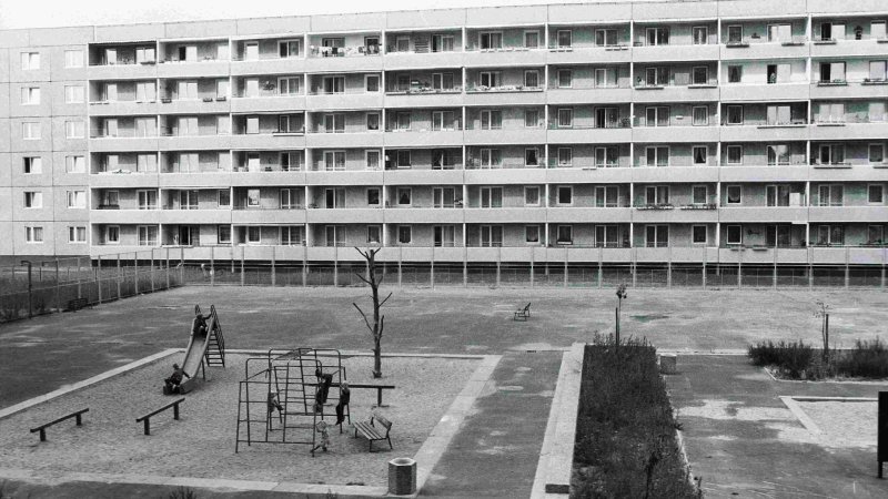 Spielplatz vor Hochhaus in Lichtenberg in schwarz/weiß