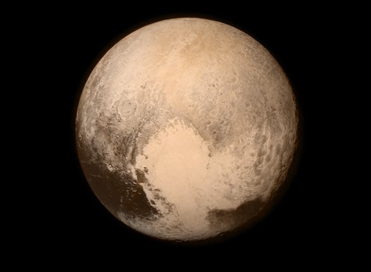 Auf der Kugel des Zwergplaneten Pluto sind manche Bereiche
rot-braun gef&auml;rbt, andere ockerfarben-grau. Einige Krater und
Flussbetten sind zu erkennen. Besonders auffallend ist eine Struktur, die
die Form eines Herzens hat und fast die H&auml;lfte der Plutokugel
einnimmt.