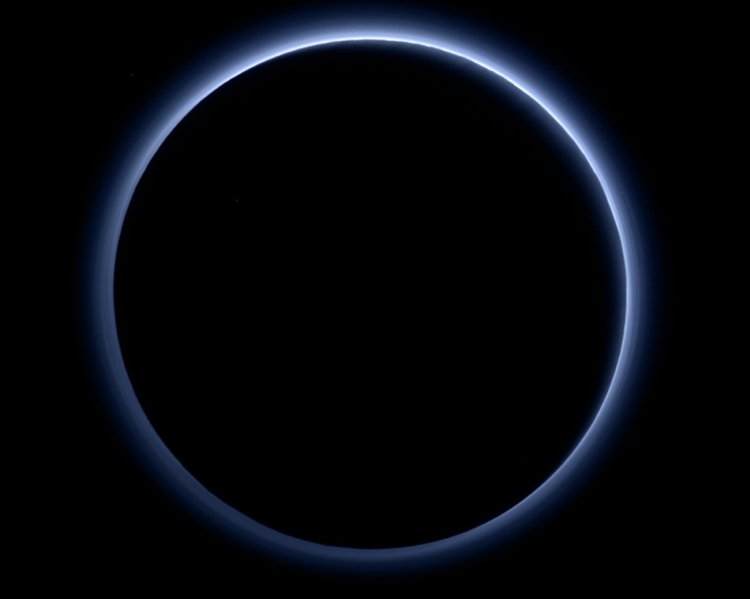 Ein d&uuml;nner blauer Ring, der nach au&szlig;en diffus
ausl&auml;uft, umgibt eine pechschwarze Kreisfl&auml;che mit scharfem
Rand.
