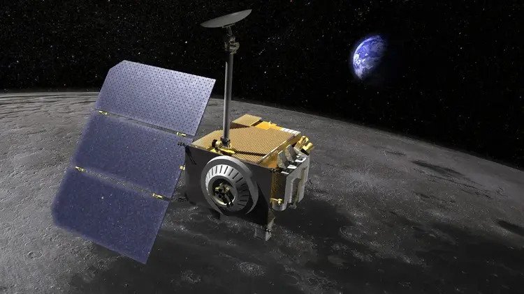Über die weite Mondlandschaft zieht eine Raumsonde, bei der links die Solarzellenflächen besonders auffallen. Am dunklen Himmel im Hintergrund leuchtet die fast halb beleuchtete Erde.