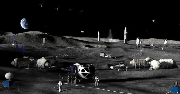 In der weiten Mondlandschaft sind Module, Fahrzeuge, Raketen und viele Menschen in Astronautenanzügen zu sehen. Am dunklen Himmel leuchtet die Erde.